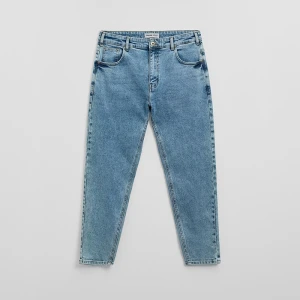 Niebieskie jeansy carrot fit House