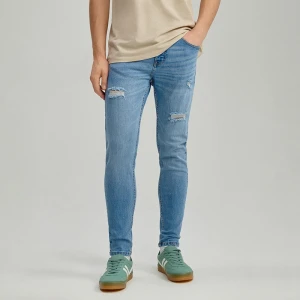 Niebieskie jeansy carrot fit z efektem sprania i przetarciami House