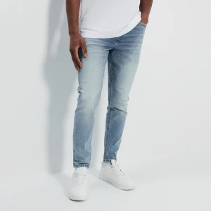 Niebieskie jeansy carrot fit z elastycznej tkaniny House