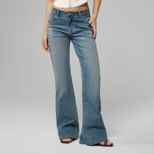 Niebieskie jeansy dzwony low waist bootcut z haftem House