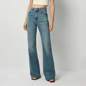 Niebieskie jeansy dzwony mid waist z rozciętymi nogawkami House