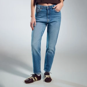 Niebieskie jeansy mom slim fit House