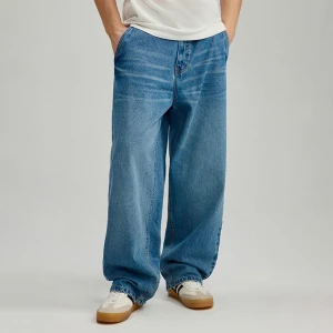 Niebieskie jeansy skater fit ze skośnymi kieszeniami House