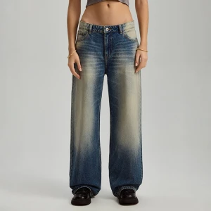 Niebieskie jeansy straight fit mid waist z efektem acid wash House