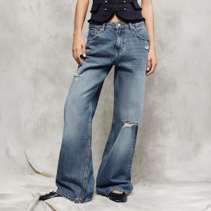 Niebieskie jeansy straight fit z przetarciami i efektem sprania House