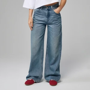 Niebieskie jeansy wide leg z wysokim stanem i efektem sprania House