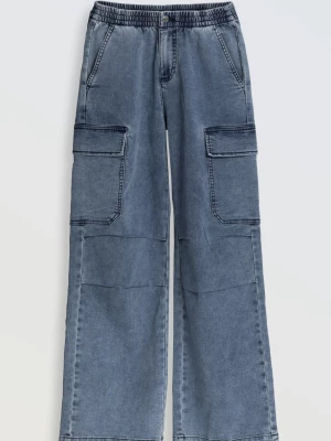 Niebieskie jeansy z szerokimi nogawkami i ozdobnymi kieszeniami