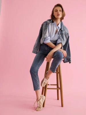 Niebieskie jeansy z wysokim stanem o kroju mom fit TARANKO