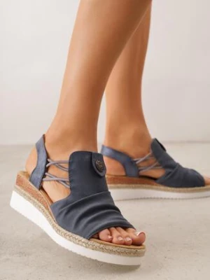 Niebieskie Sandały na Koturnie z Marszczoną Cholewką i Metaliczną Aplikacją Teodlar lady glory