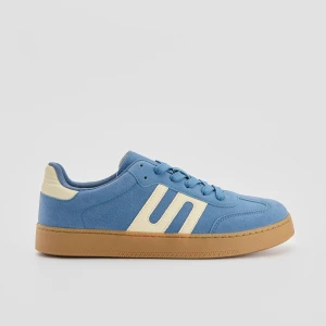 Niebieskie sneakersy w stylu retro z imitacji zamszu House