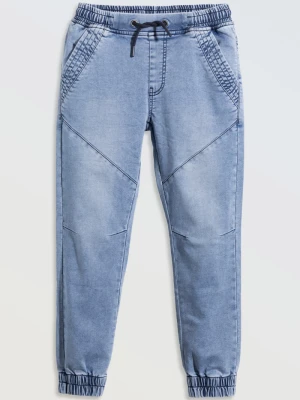 Niebieskie spodnie jeansowe typu joggery z modnymi przeszyciami Reporter