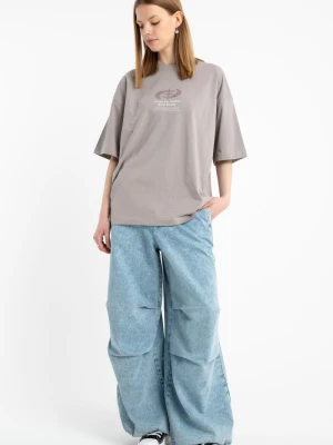 Niebieskie spodnie jeansowe typu PARACHUTE z zaszewkami na kolanach Reporter