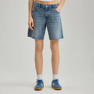 Niebieskie szorty jeansowe z postrzępionymi nogawkami House