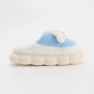 Niebiesko-białe puchate kapcie Cinnamoroll House