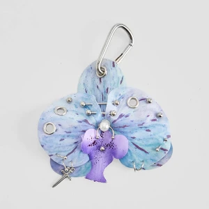 Niebiesko-fioletowy brelok w kształcie storczyka z metalowymi ozdobami House