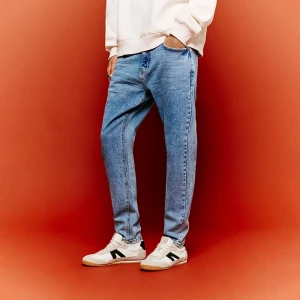 Niebiskie jeansy carrot fit House