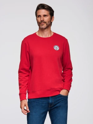 Nierozpinana męska bluza dresowa z naszywką w stylu college – czerwona V1 Ombre Clothing