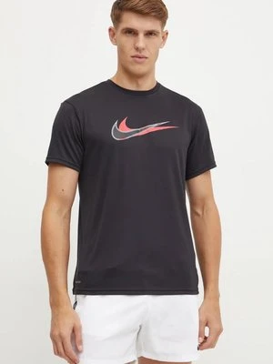 Nike t-shirt sportowy Stacked Swoosh kolor czarny z nadrukiem NESSE512