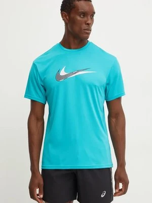 Nike t-shirt sportowy Stacked Swoosh kolor turkusowy z nadrukiem NESSE512