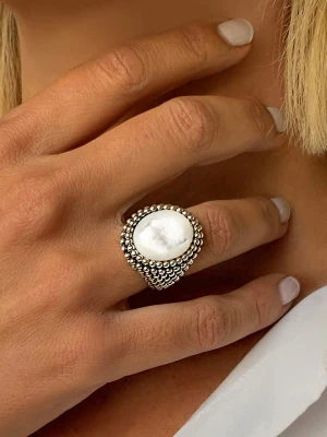 Nomad Srebrny pierścionek z masą perłową rozmiar: 60