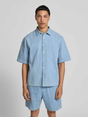 Nowoczesny krój modern fit koszula casualowa z fakturowanym wzorem REVIEW