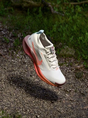 Obuwie do biegania Szlak Nike biały