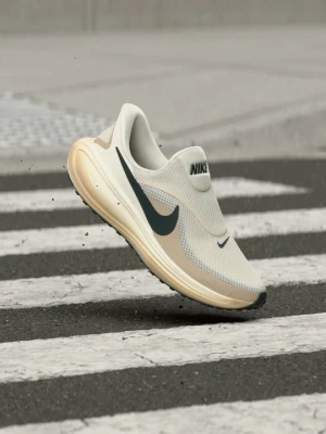 Obuwie do biegania treningowe Nike mleczny
