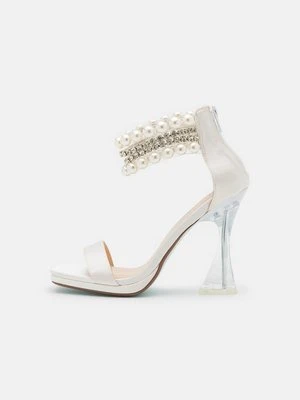 Obuwie ślubne Blue By Betsey Johnson mleczny