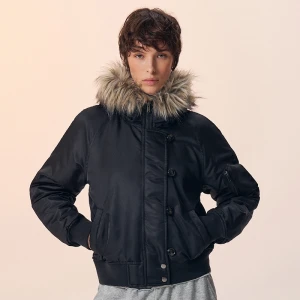 Ocieplana czarna kurtka bomber ze sztucznym futerkiem na kapturze House