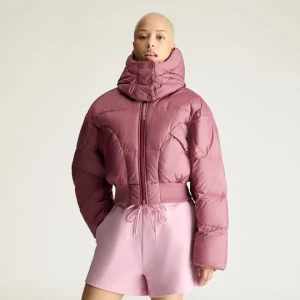 Ocieplana kurtka zimowa o krótkim kroju adidas by Stella McCartney Burgundy