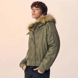 Ocieplana oliwkowa kurtka bomber ze sztucznym futerkiem na kapturze House