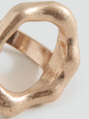 Okrągły pierścień z wypukłym wzorem złoty - Dziewczyna - Rozmiar uniwersalny - MANGO TEEN