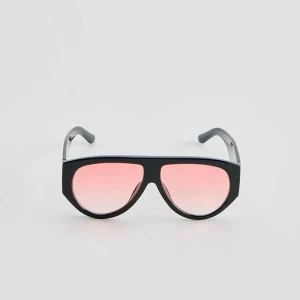 Okulary przeciwsłoneczne z grubymi czarnymi oprawkami i różowymi szkłami House