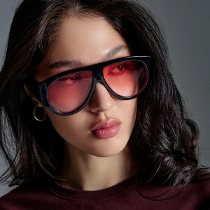 Okulary przeciwsłoneczne z grubymi czarnymi oprawkami i różowymi szkłami House