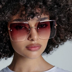 Okulary przeciwsłoneczne z kwadratowymi szkłami House