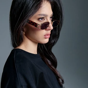 Okulary przeciwsłoneczne z prostokątnymi szkłami i szylkretowym motywem House