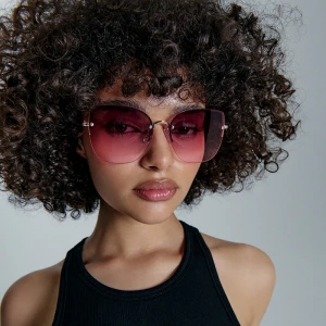 Okulary przeciwsłoneczne z różowymi szkłami House