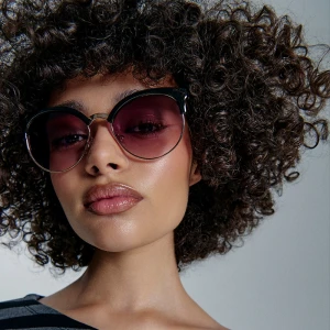 Okulary przeciwsłoneczne z różowymi szkłami typu cat eye House