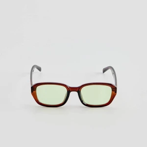 Okulary przeciwsłoneczne z zielonymi szkłami House