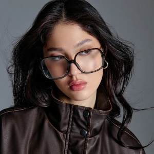 Okulary zerówki z kwadratowymi szkłami i szylkretowym motywem House