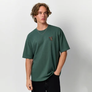 Oliwkowa koszulka o wafelkowej strukturze z haftem procy House