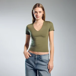 Oliwkowa koszulka ULTRAFLEX z dekoltem w serek House