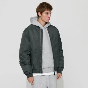 Oliwkowa kurtka bomber z połyskującego materiału House