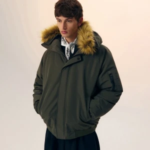 Oliwkowa kurtka zimowa z kapturem wykończonym sztucznym futerkiem House
