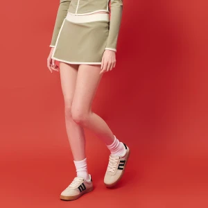 Oliwkowa spódniczka mini z wszytymi spodenkami i białymi lamówkami House