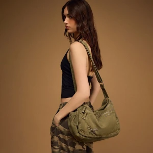 Oliwkowa torebka jeansowa z ozdobną agrafką House khaki