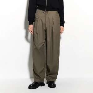 Oliwkowe spodnie ballon fit z zaszewkami House