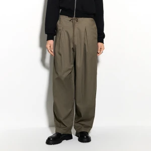 Oliwkowe spodnie balloon fit z zaszewkami House