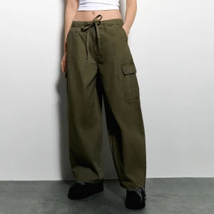 Oliwkowe spodnie cargo baggy fit House