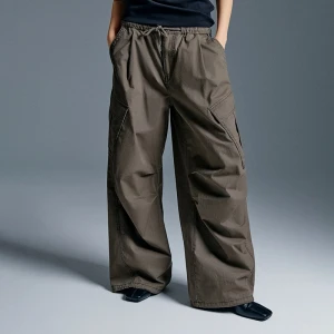 Oliwkowe spodnie parachute z kieszeniami cargo House
